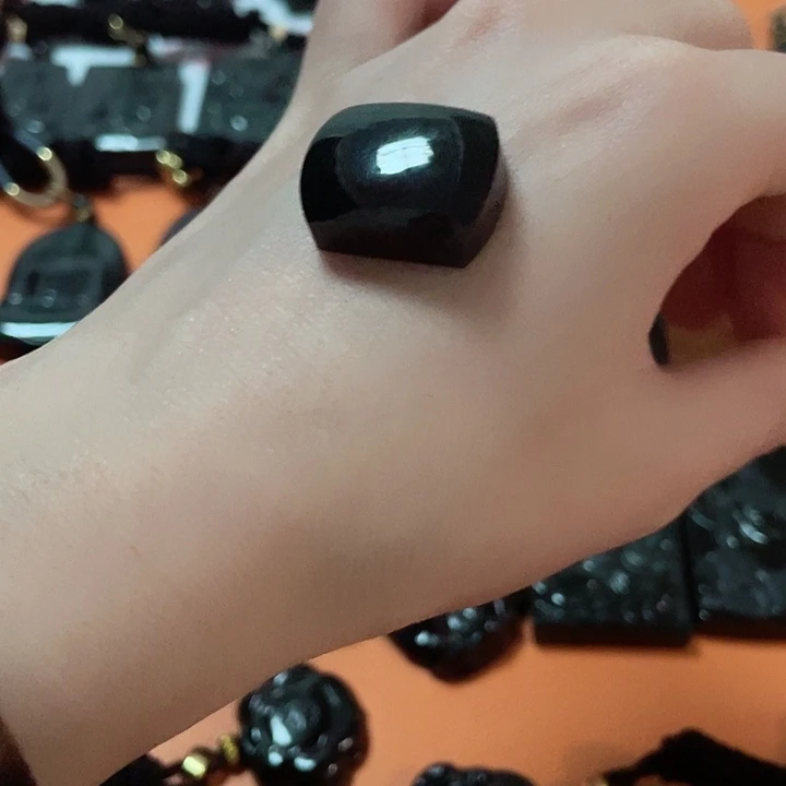 翡翠颈饰未镶嵌偷****人