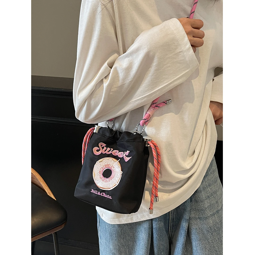 可爱甜甜圈刺绣水桶包夏日轻便手机抽绳包单肩斜挎包