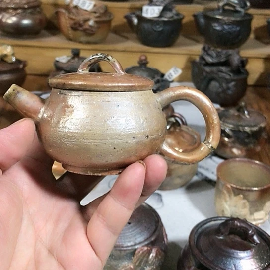 瓷片微瑕的茶壶粗陶