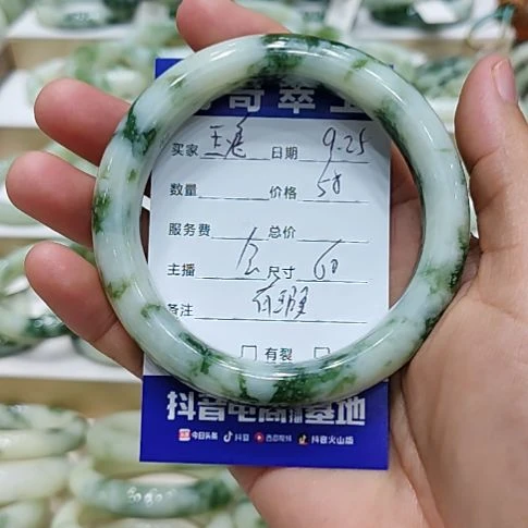 玉***兔未镶嵌透闪石-蛇纹石玉手镯