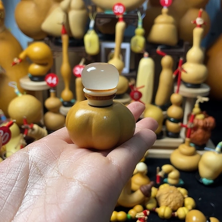 ****辰葫芦丝老师在讲台前讲故事