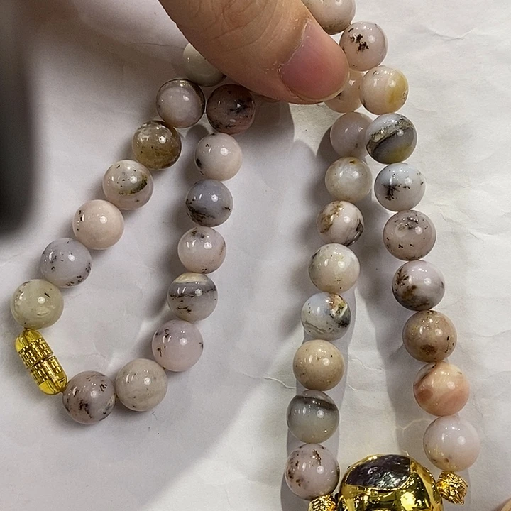 琥珀未镶嵌颈饰多人