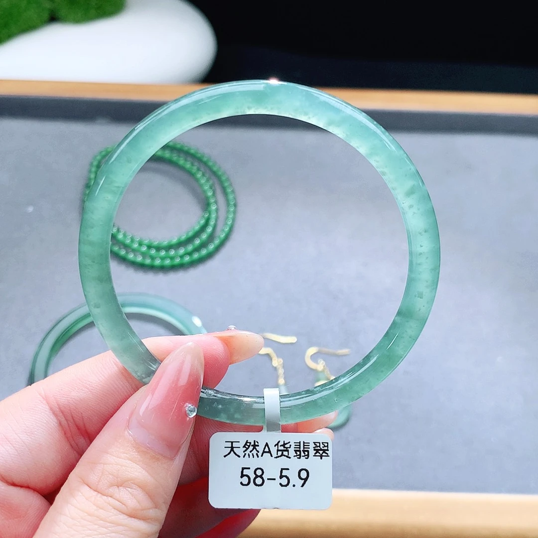 未镶嵌手镯（圆镯）翡翠