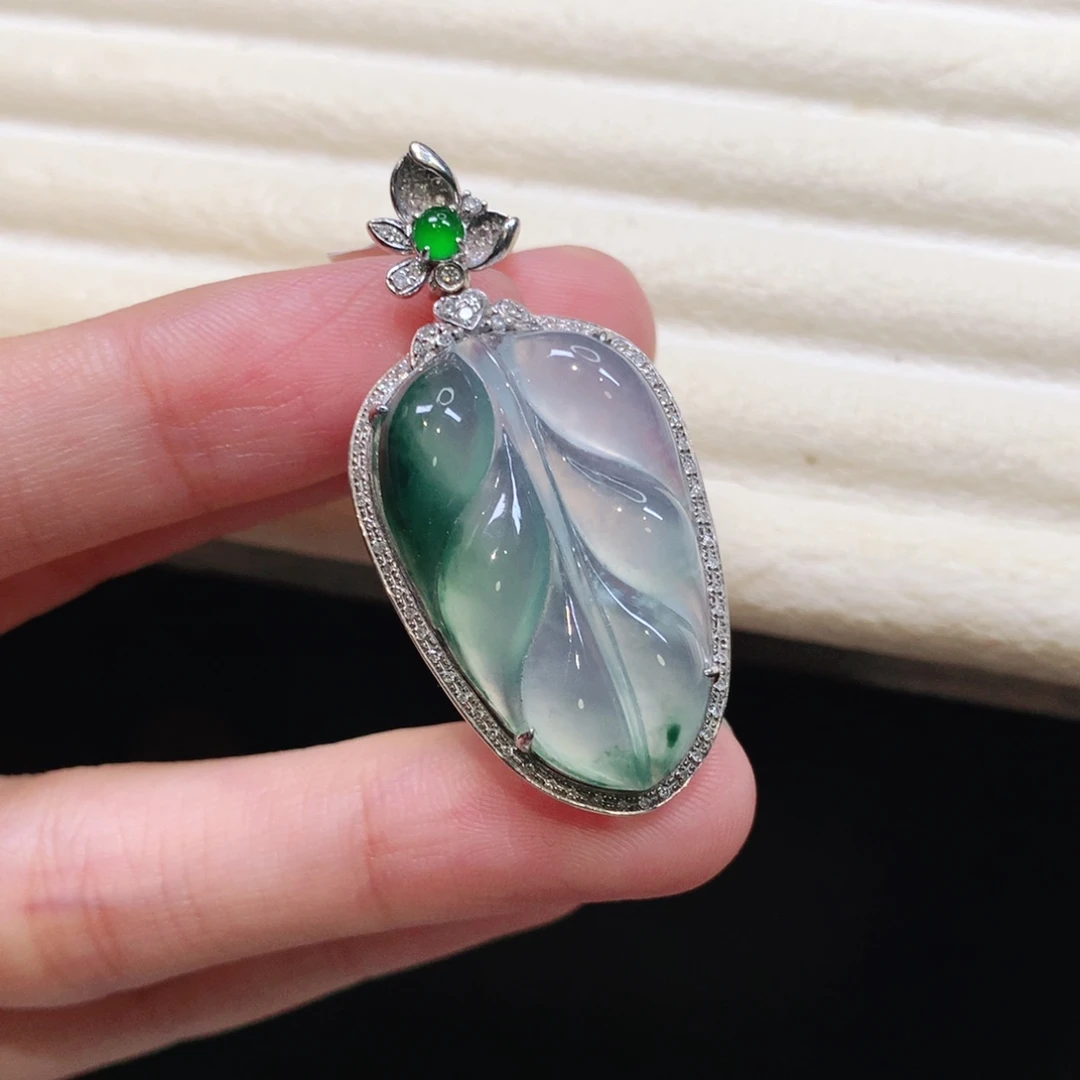 颈饰18K金镶嵌翡翠