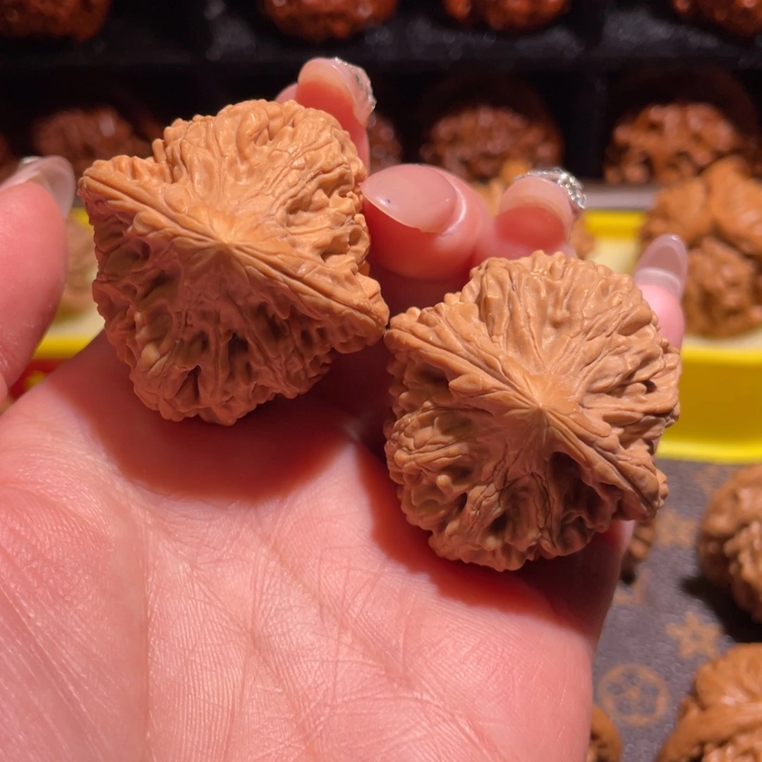 文玩核桃吊坠鸡心