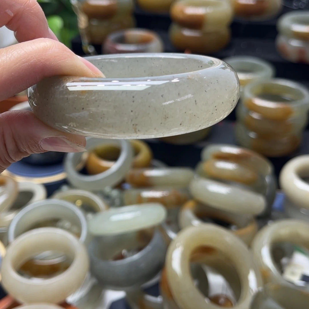 乐***寰石英质玉未镶嵌手镯