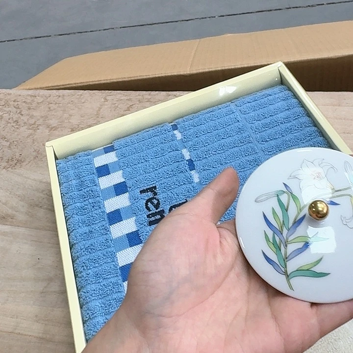 常**A瓷器。  瓷器。