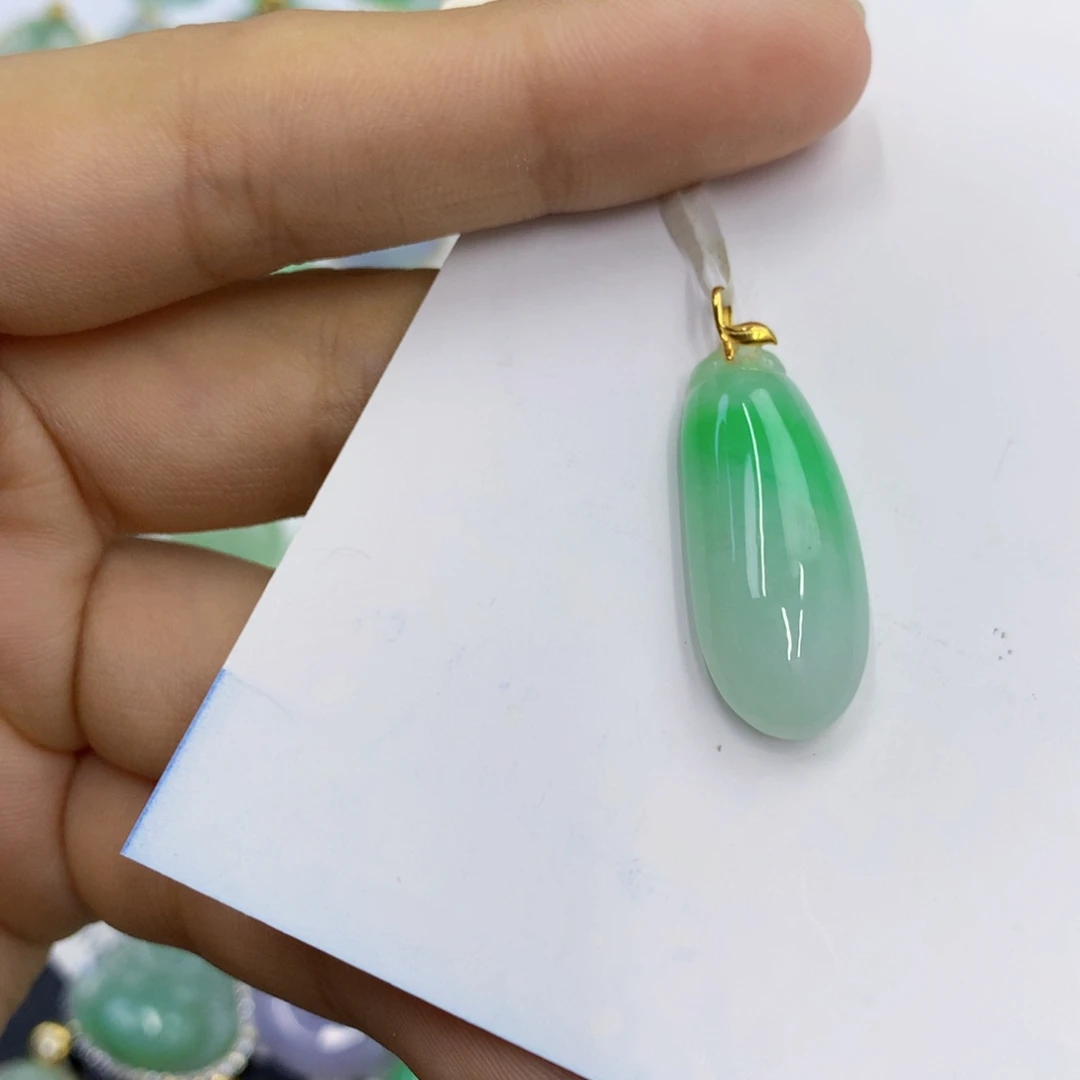 翡翠18K金镶嵌颈饰翡翠