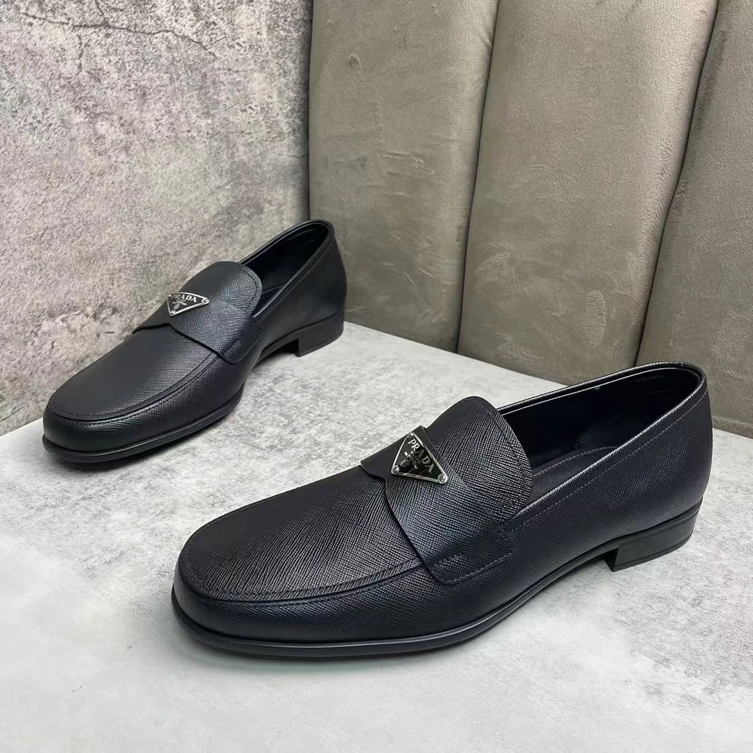 全新未使用 Prada/普拉达 纯黑色漆皮三角标百搭正装皮鞋 41.5码