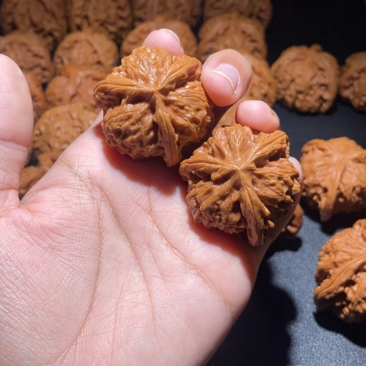 节***高桃核吊坠小妹三棱