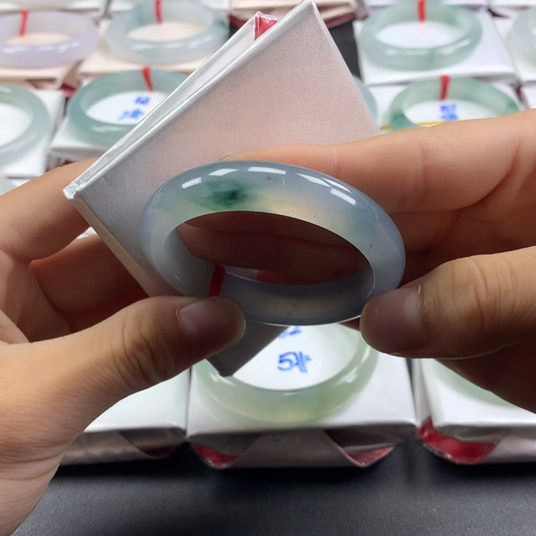 翡翠手镯未镶嵌翡翠