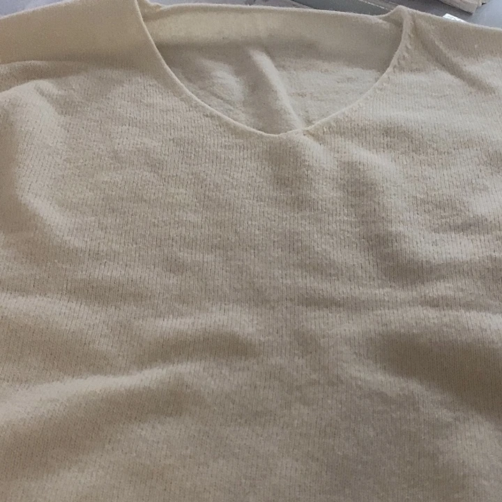 白色一线V领福利纯羊毛