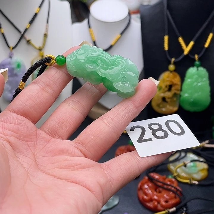 翡翠未镶嵌吊坠(赠链)