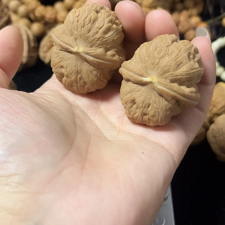 文玩核桃把件边40肚45瑕疵元宝，编号022