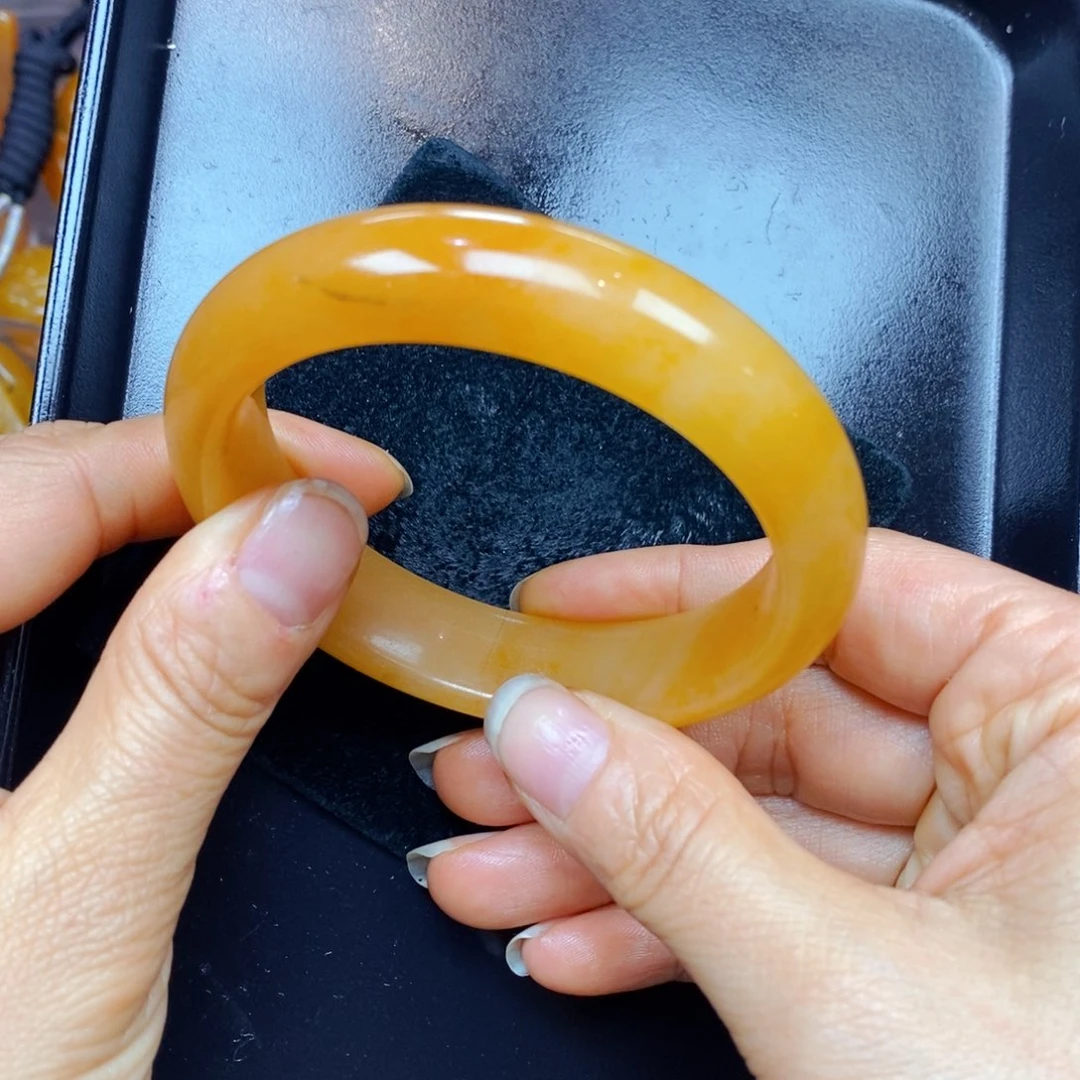 未镶嵌石英质玉（黄龙玉）颈饰