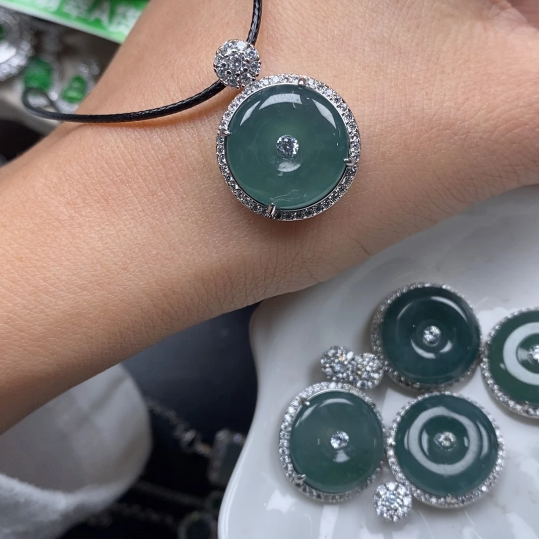 翡翠颈饰未镶嵌翡翠