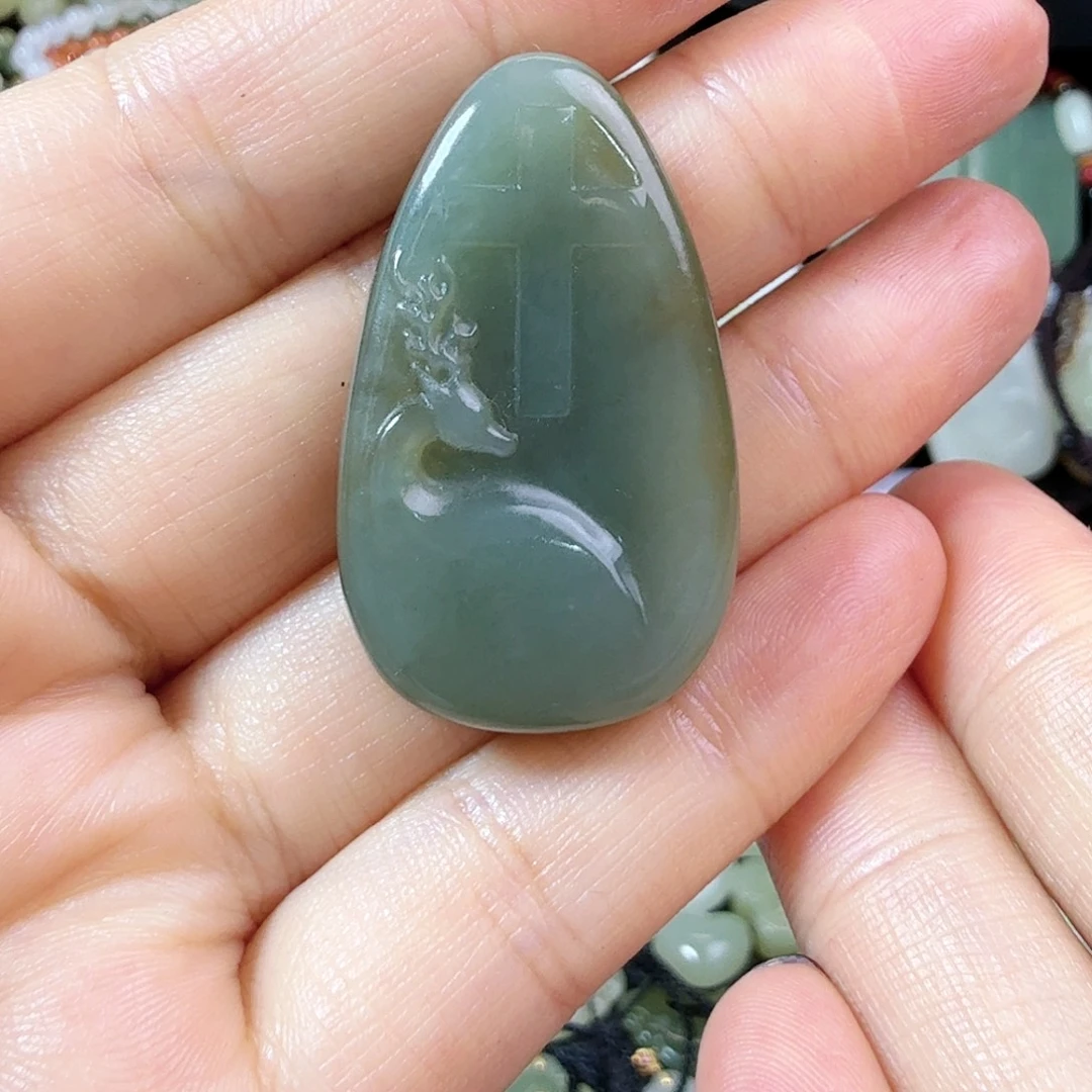 和田玉未镶嵌颈饰清货有瑕疵不退换