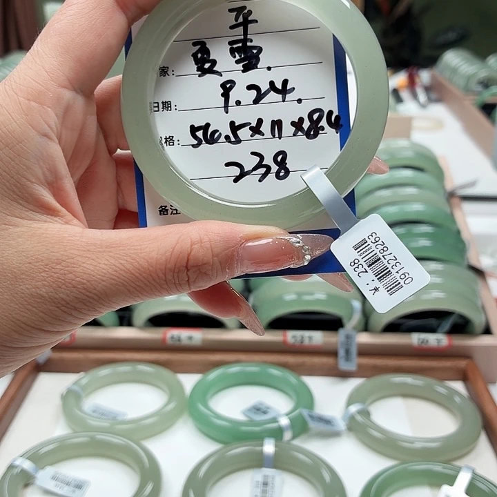 *****未镶嵌手镯石英岩玉