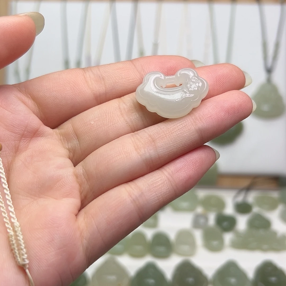 瑶***子颈饰未镶嵌和田玉