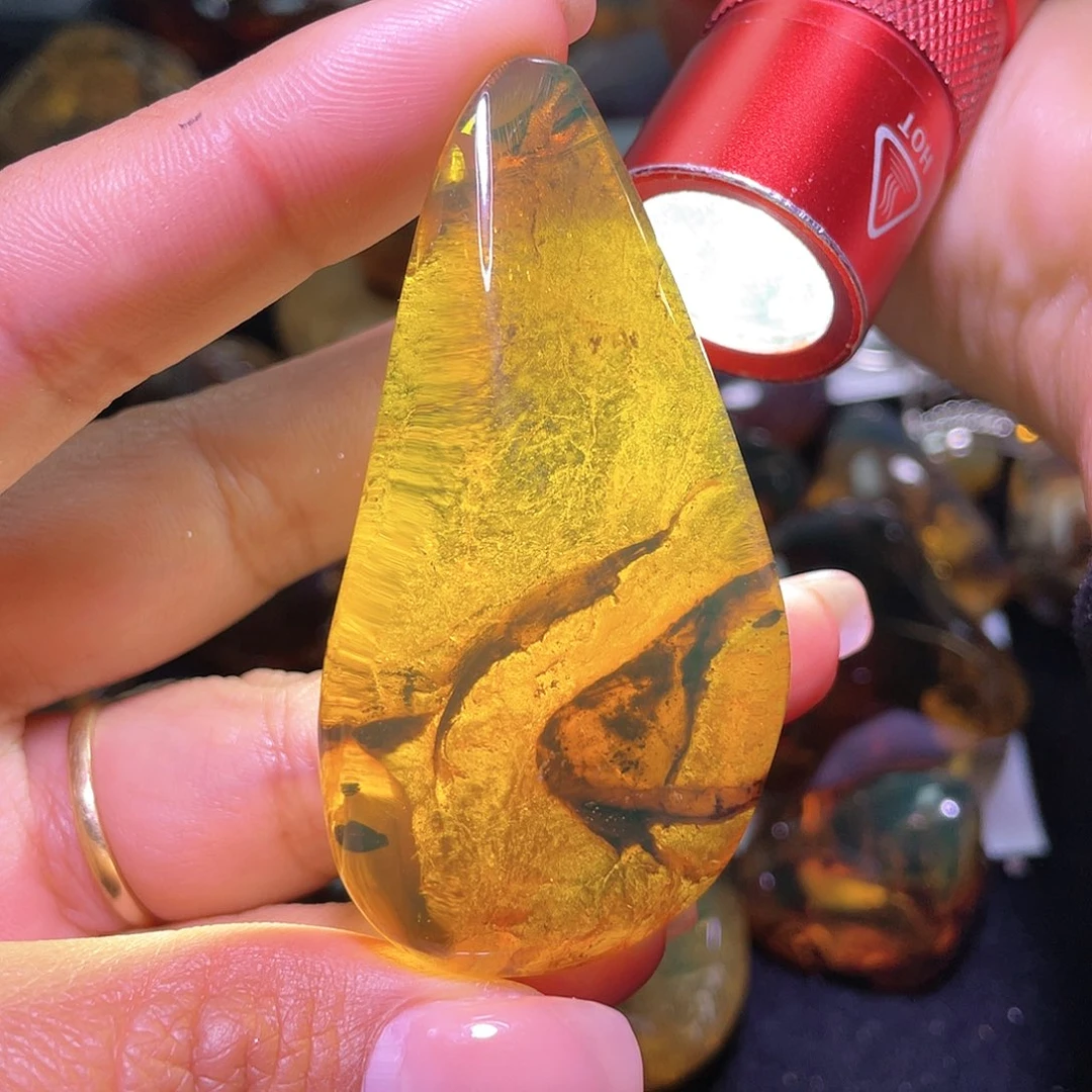 琥珀裸石未镶嵌。