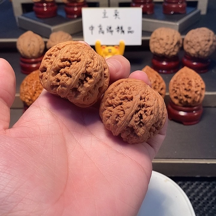 文玩核桃把件郝*勋全品粗筋