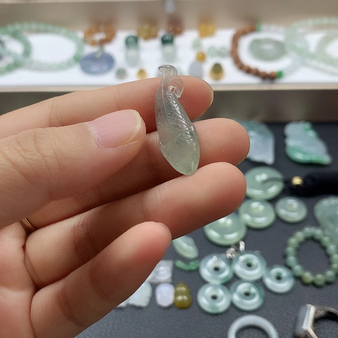 翡翠未镶嵌颈饰鱼