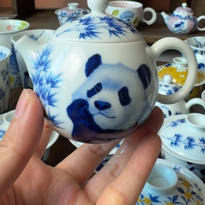 手绘青花熊猫茶壶