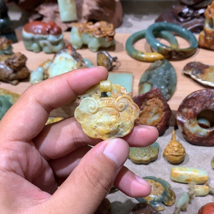 未镶嵌岫岩河磨玉（透闪石质玉）把件