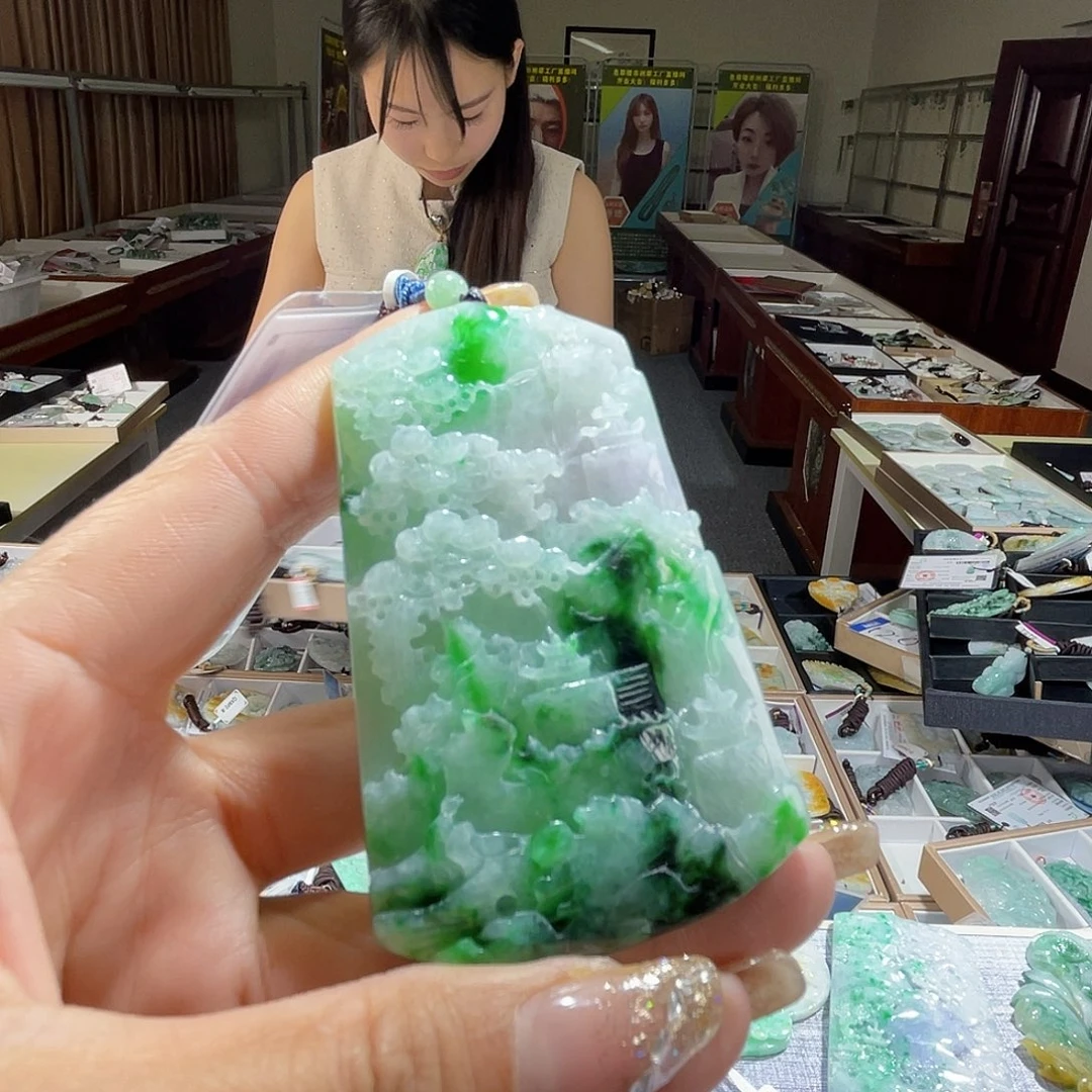 翡翠未镶嵌颈饰一