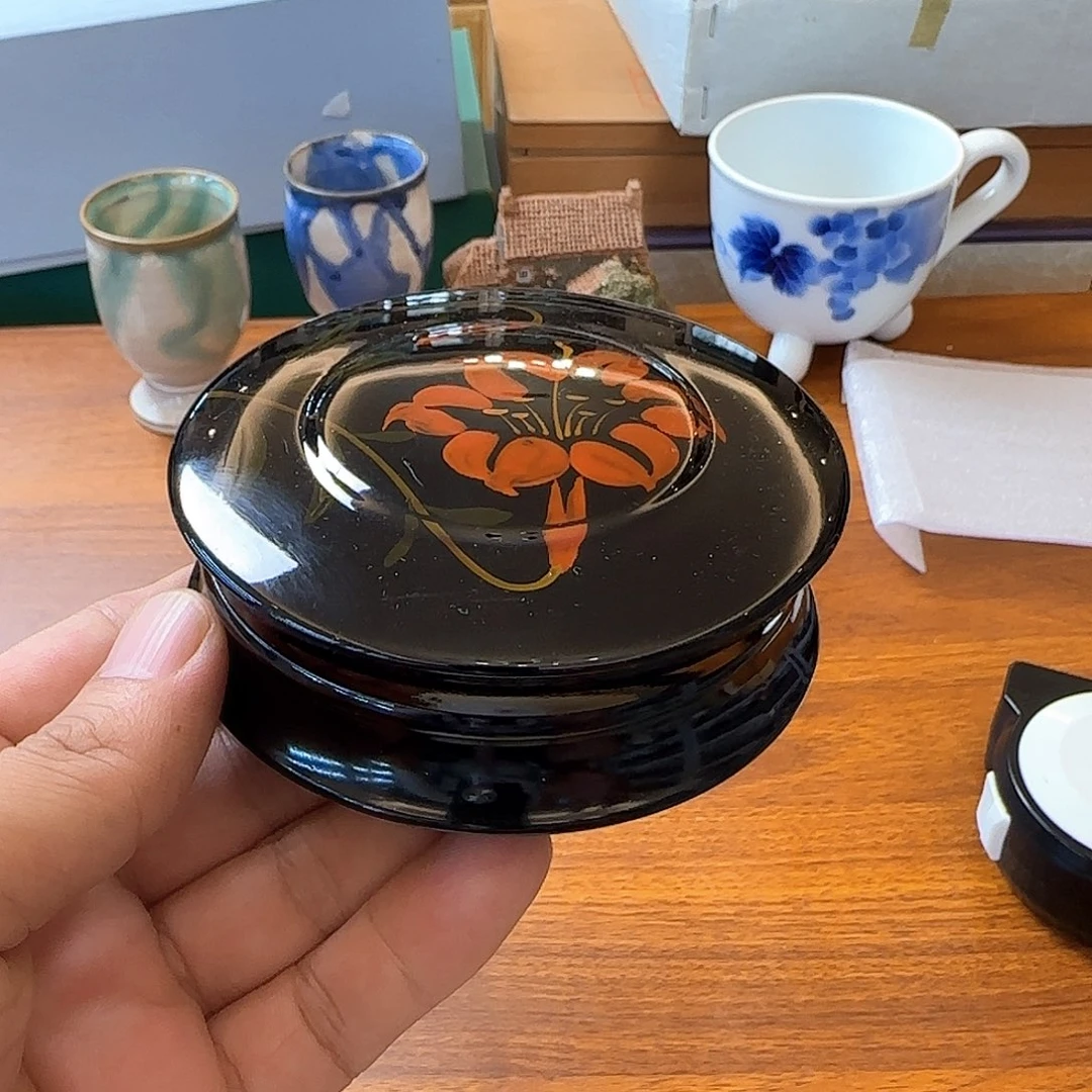 在家门口看到他俩小孩