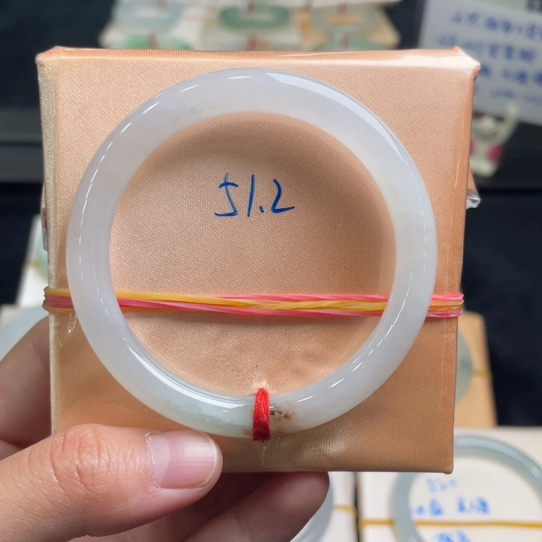 翡翠手镯未镶嵌翡翠手镯