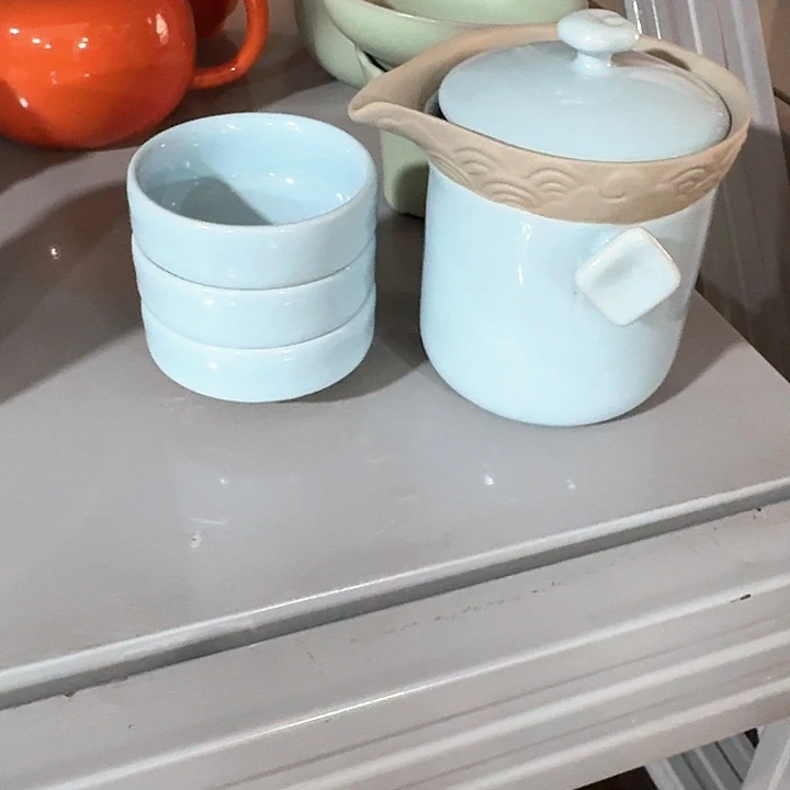 主人杯一个，瓷。。。品茗瓷