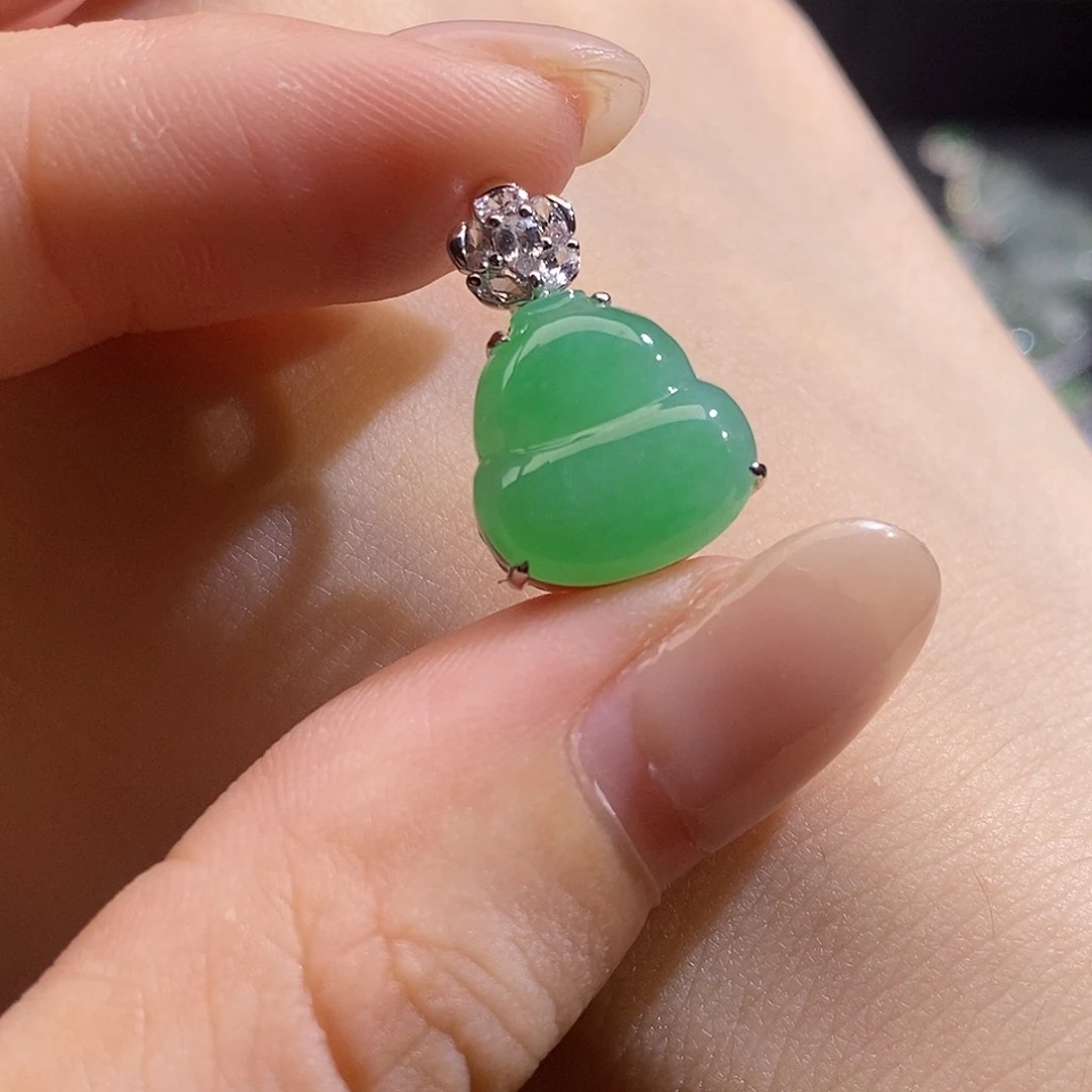 翡翠18K金镶嵌颈饰葫芦