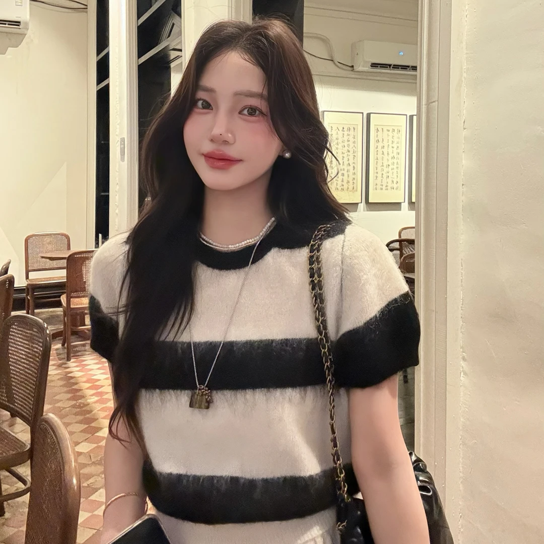 吴馨宜 韩国气质ouni 经典黑白马海羊毛混纺针织泡泡袖短袖