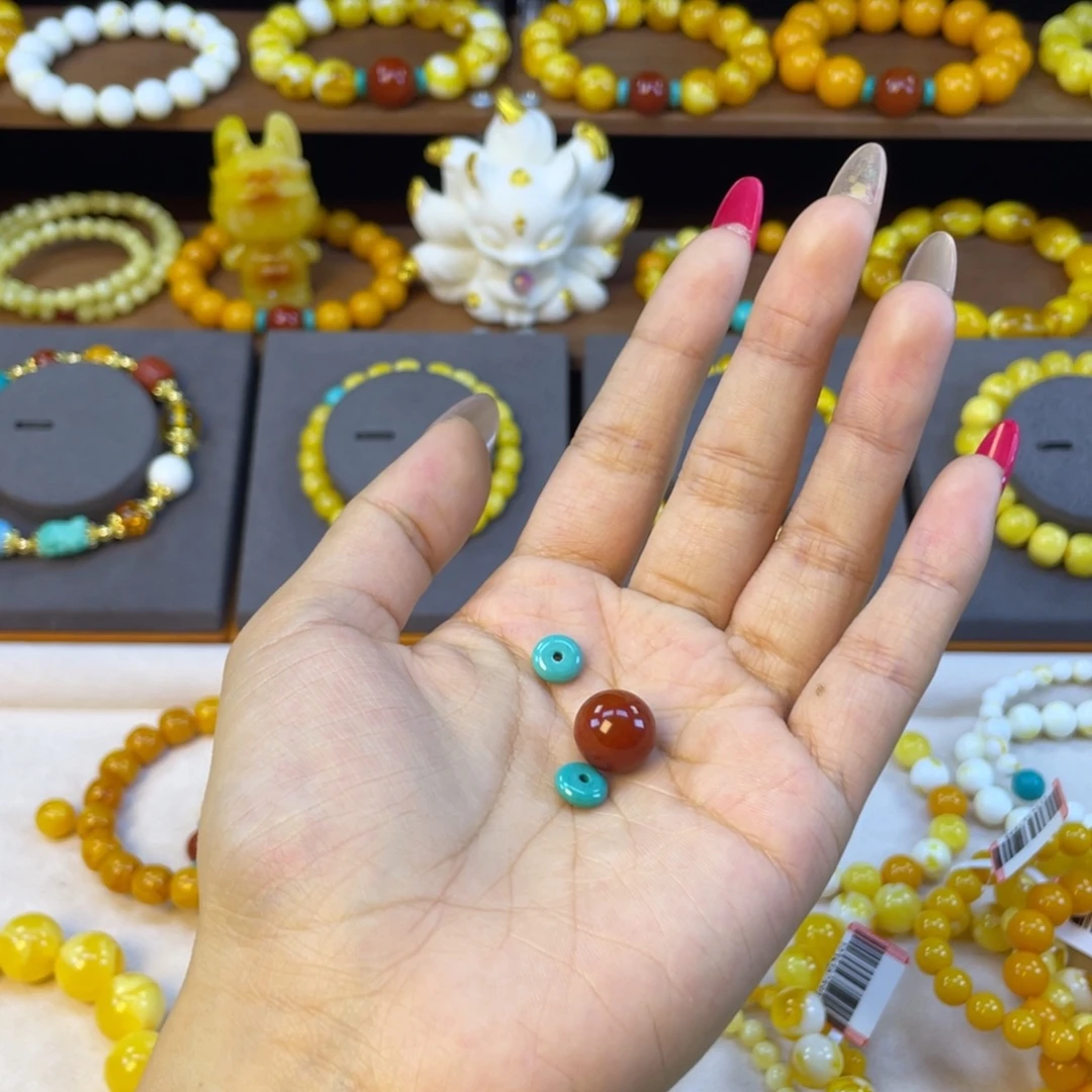 笑****卡12南红。 8m绿松隔片。