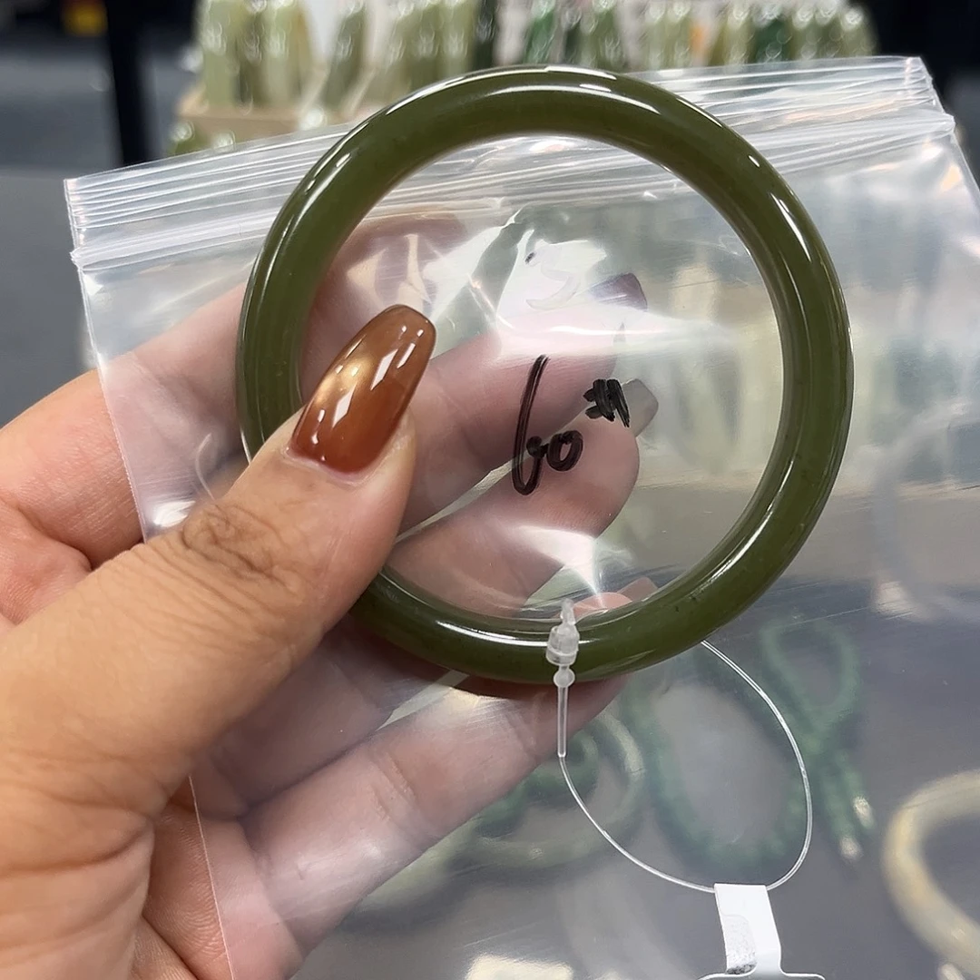 一***光和田玉未镶嵌手镯