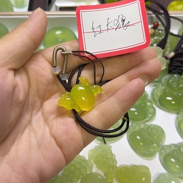 红****未镶嵌蛇纹石玉颈饰