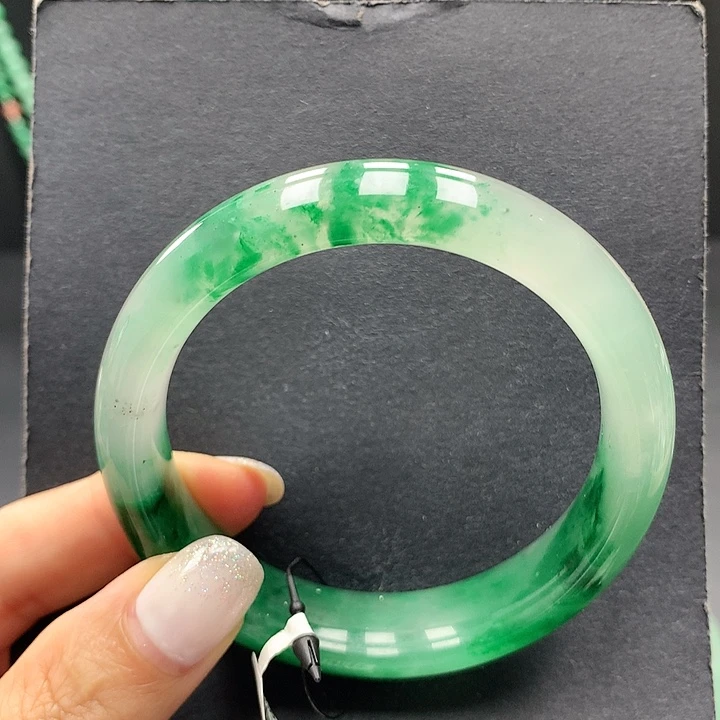 云***依未镶嵌手镯石英质玉