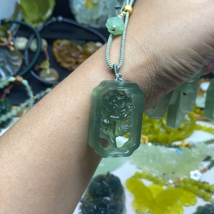 蛇纹石玉未镶嵌颈饰