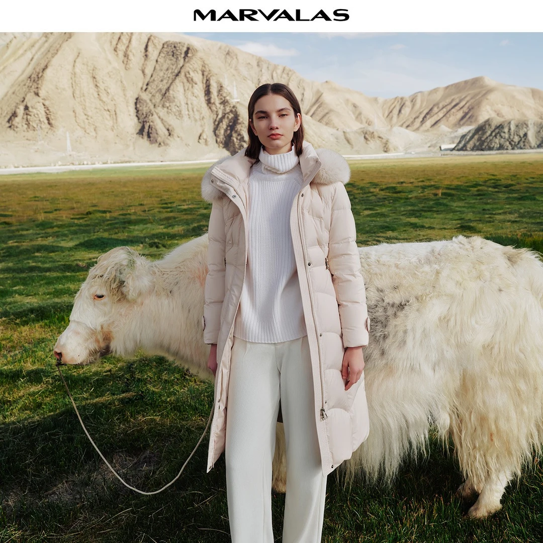 【曼德诗】冬季百搭收腰连帽保暖菱格白鸭绒长款羽绒服MC427309780