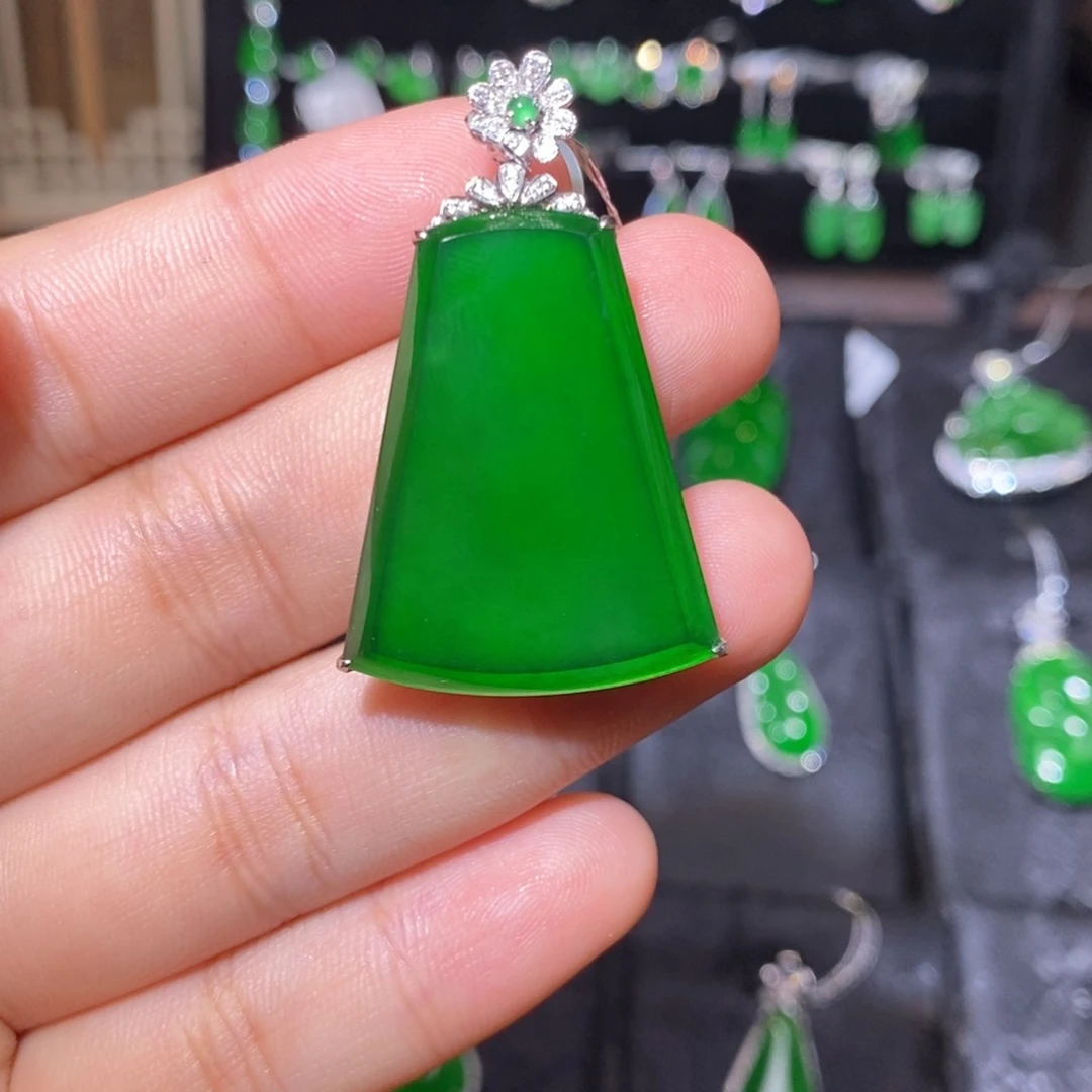 颈饰18K金镶嵌翡翠天然翡翠