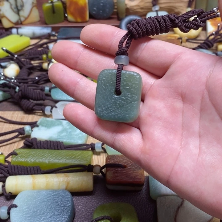 蛇纹石玉挂件未镶嵌