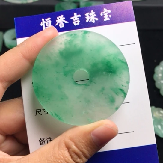 石英岩玉未镶嵌颈饰