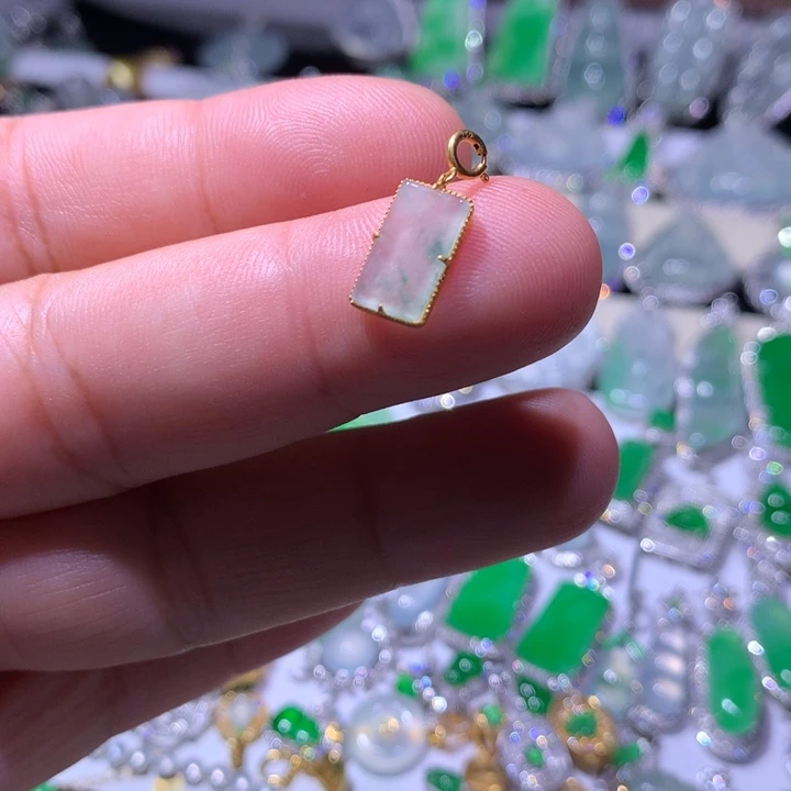 颈饰18K金镶嵌翡翠