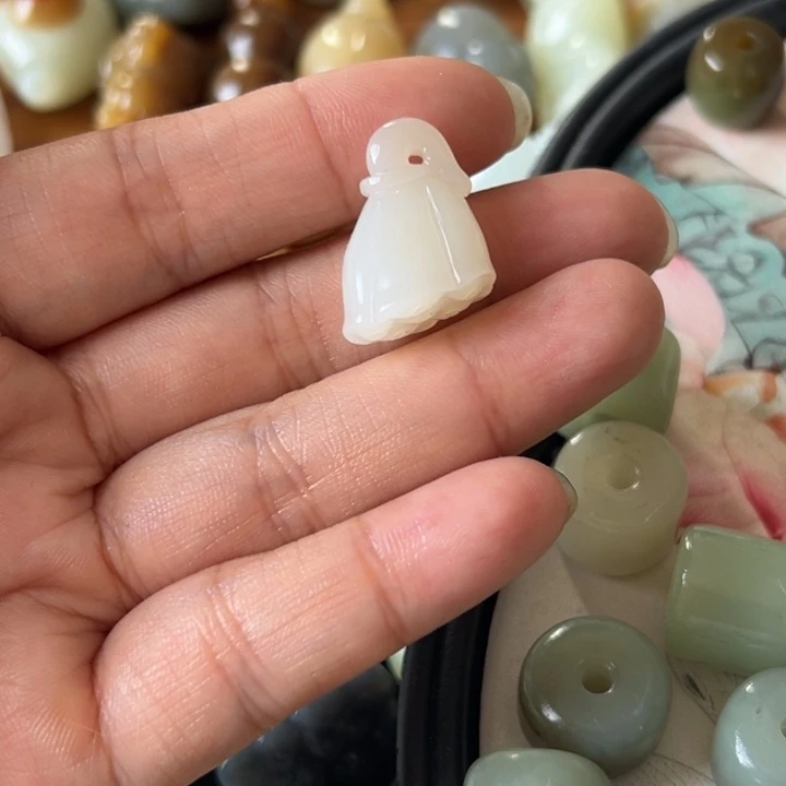和田玉未镶嵌颈饰时**画