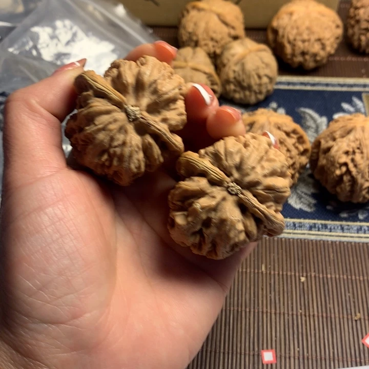 吊坠文玩核桃老**。粗筋