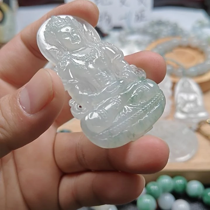 翡翠未镶嵌颈饰翡翠度母，尺寸63.1/38.8/5.0