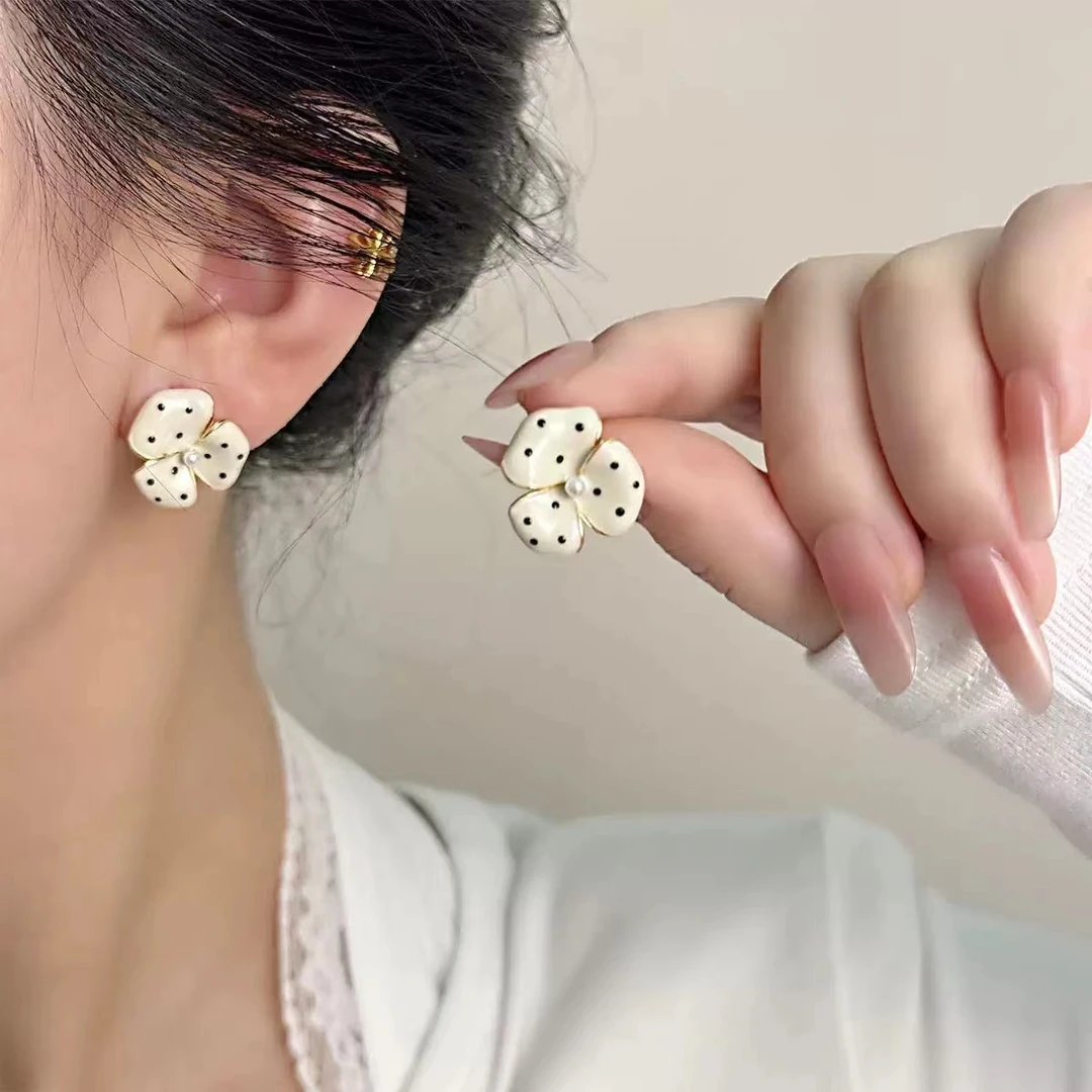 铜合金耳饰 韩系奶白色小花耳环女新款气质花朵滴油波点耳钉2089