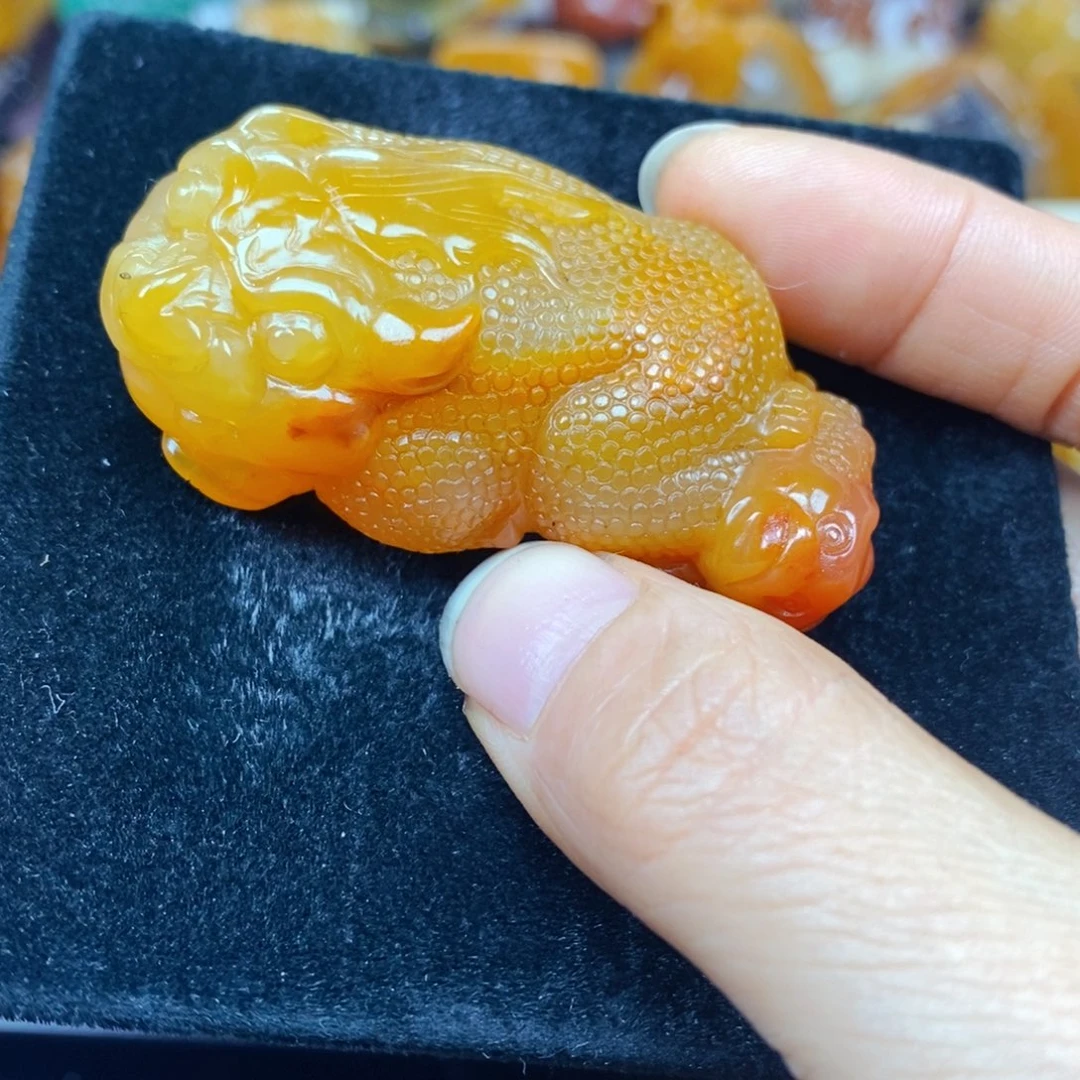 未镶嵌石英质玉（黄龙玉）颈饰