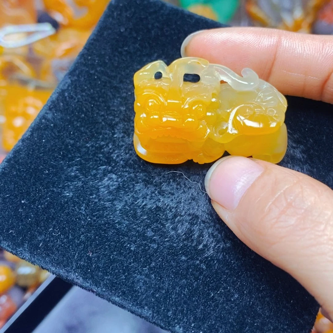未镶嵌石英质玉（黄龙玉）颈饰